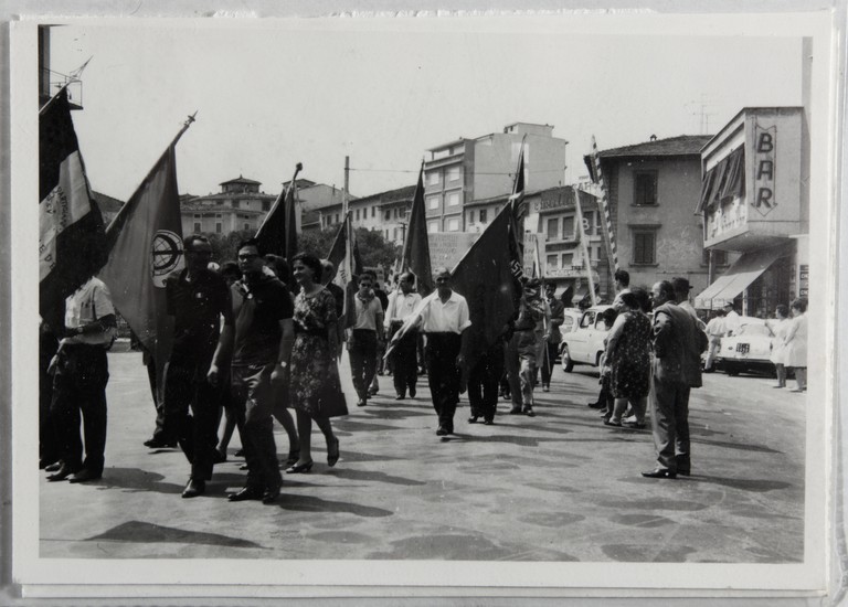 Poggibonsi, 18-19 luglio 1964, XX° anniversario della liberazione e conferimento ad Alcide Cervi della cittadinanza onoraria. Corteo lungo le vie della città